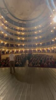 Che saluto meraviglioso, Napoli!
Grazie alle migliaia di persone che sono venute a vederci, grazie al @teatrobellini per averci ospitato anche quest'anno.
Speriamo di vederci l'anno prossimo col nostro nuovo spettacolo.

Oggi giornata di viaggio ma domani sbarchiamo il Romagna, al Teatro Petrella di Longiano. 

#reel #applausi #napoli #soldout #teatro #theatre #theater #carrozzeriaorfeo #thanks #grazie #vaselina #thanksforvaselina