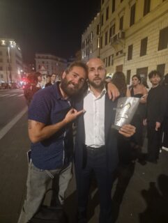 Premio a @diluca.gabriele come migliore autore di novità italiana, alle Maschere del Teatro Italiano, per "Misurare il salto delle rane".
Felicissimi!

Un grazie enorme a tutti i collaboratori che hanno contribuito alla realizzazione di questo spettacolo e ai nostri coproduttori, che hanno creduto nel progetto e lo hanno reso possibile. ❤

@teatrokismet @teatrostabileabruzzo @campaniateatrofestival @teatrodueparma @accademiaperduta 

#teatro #mascheredelteatro #carrozzeriaorfeo