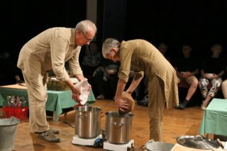 Questo weekend a Sala Maddalena arrivano gli attori-contadini più amati d’Italia.
Il 19 e 20 settembre ospitiamo il Teatro delle Ariette con NOI SIAMO UN MINESTRONE, il loro nuovo rito teatrale.
Due pentole al centro, il pubblico e gli attori tutto intorno. Si cucina, si mangia, si racconta, si sta insieme.
Un incontro, più che uno spettacolo.

Nell’ambito del progetto CANTI.CO, Carrozzeria Orfeo e la rete 4D Teatro presentano:
NOI SIAMO UN MINESTRONE
Teatro delle Ariette
-Sabato 19 settembre, ore 20.00 — con cena
-Domenica 20 settembre, ore 12.30 — con pranzo

📍 Sala Maddalena — Corte Maddalena, Via Pilla 53, Curtatone
🎟️ 20 € tutto compreso
I posti sono davvero pochi: 40 per replica.
Per prenotare: Luisa 349 198 4615

Il progetto CANTI.CO è promosso da MiC – Ministero della Cultura (FNSV, Progetti Speciali)

foto di Stefano Vaja

#teatro #mantova #carrozzeriaorfeo #teatrodelleariette