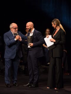 È stato bello condividere queste due giornate con vecchi e nuovi amici. 
Un abbraccio sincero ai colleghi in nomination con me: Babilonia Teatri, Leonardo Manzan e Rocco Placidi.

Un grazie al @teatrodiroma per la splendida ospitalità!

#teatro carrozzeriaorfeo #mascheredelteatroitaliano