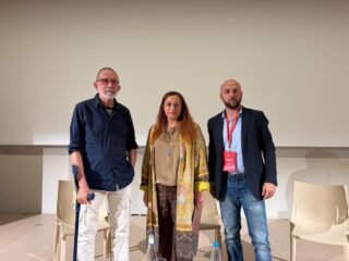 Ieri sera siamo stati ospiti del Festival del Pensare Contemporaneo, il festival di filosofia organizzato a Piacenza dal curatore @fusacchia , con la direzione filosofica di Andrea Colamedici e Maura Gancitano di @tlon.it , che ringraziamo di cuore per l’invito.
Insieme al maestro @gabrielevacis abbiamo esplorato il tema dell’incontro, “La nostra fame di narrazioni”, confrontandoci su teatro, scrittura, serialità televisiva, mito, intelligenza artificiale, social network e futuro.
Un grazie a @sabinaminardi , caporedattrice de @espressosettimanale , per aver moderato l’incontro.
@festivalpensarecontemporaneo