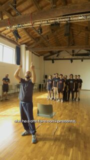 In questo video vi raccontiamo perché abbiamo voluto creare questa masterclass e come sta procedendo il lavoro con i ragazzi e le ragazze che ne fanno parte.
Il 16 e 17 ottobre alle ore 21, a @sala_maddalena apriremo le porte al pubblico per condividere una parte del percorso fatto insieme.
IL MONDO DI MARTIN McDONAGH
Una serata dedicata al lavoro svolto durante la masterclass, attraverso scene, personaggi e frammenti tratti dall’universo dell’autore irlandese.
📍 Sala Maddalena (Curtatone - MANTOVA)
📅 16 e 17 ottobre
🕘 ore 21.00
🎟 Ingresso 5 €
I posti per ogni serata sono limitati.
Per prenotare scrivete a Luisa su WhatsApp: 349 198 4615
Vi aspettiamo.
La Masterclass è stata realizzata grazie al sostegno di @mic_italia e @siae_official nell’ambito del programma “Per Chi Crea” 2025, e in collaborazione con @hystrio_official
grazie a @bagmagazine.redazione
per la realizzazione del video
#carrozzeriaorfeo #masterclass #teatro