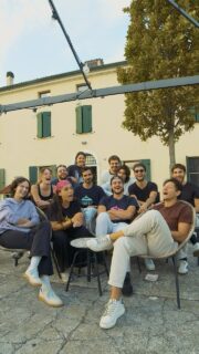 Questa volta la parola passa a loro. E il 16 e 17 ottobre potrete vederli all’opera! 

Dopo avervi raccontato perché abbiamo voluto realizzare questa masterclass, oggi sono i ragazzi e le ragazze a raccontarvi l’esperienza che stanno vivendo.

IL MONDO DI MARTIN McDONAGH

Due serate aperte al pubblico, durante le quali condivideremo una parte del lavoro svolto in questo mese, attraverso scene e frammenti tratti dalle opere del drammaturgo irlandese.

In scena:

Massimiliano Acerbi
Anastasia Cino
Edoardo Della Bona
Alvi Dema
Christian Gaglione
Pietro Gattuso
Simone Huber
Lorenzo Sarcinelli
Margherita Scotti
Virginia Sisti
Veronica Stradella
Alessio Zirulia

📅 16 e 17 ottobre – ore 21.00
📍 Sala Maddalena, Via Pilla 53, Curtatone (MN)
🎟 Ingresso 5 €

I posti sono limitati!
Per prenotare scrivete a Luisa su WhatsApp: 349 198 4615.

Vi aspettiamo!

La Masterclass è stata realizzata grazie al sostegno del @mic_italia e di @siae_official, nell’ambito del programma “Per Chi Crea” 2025, e in collaborazione con @hystrio_official.

Grazie a @bagmagazine.redazione per la realizzazione del video