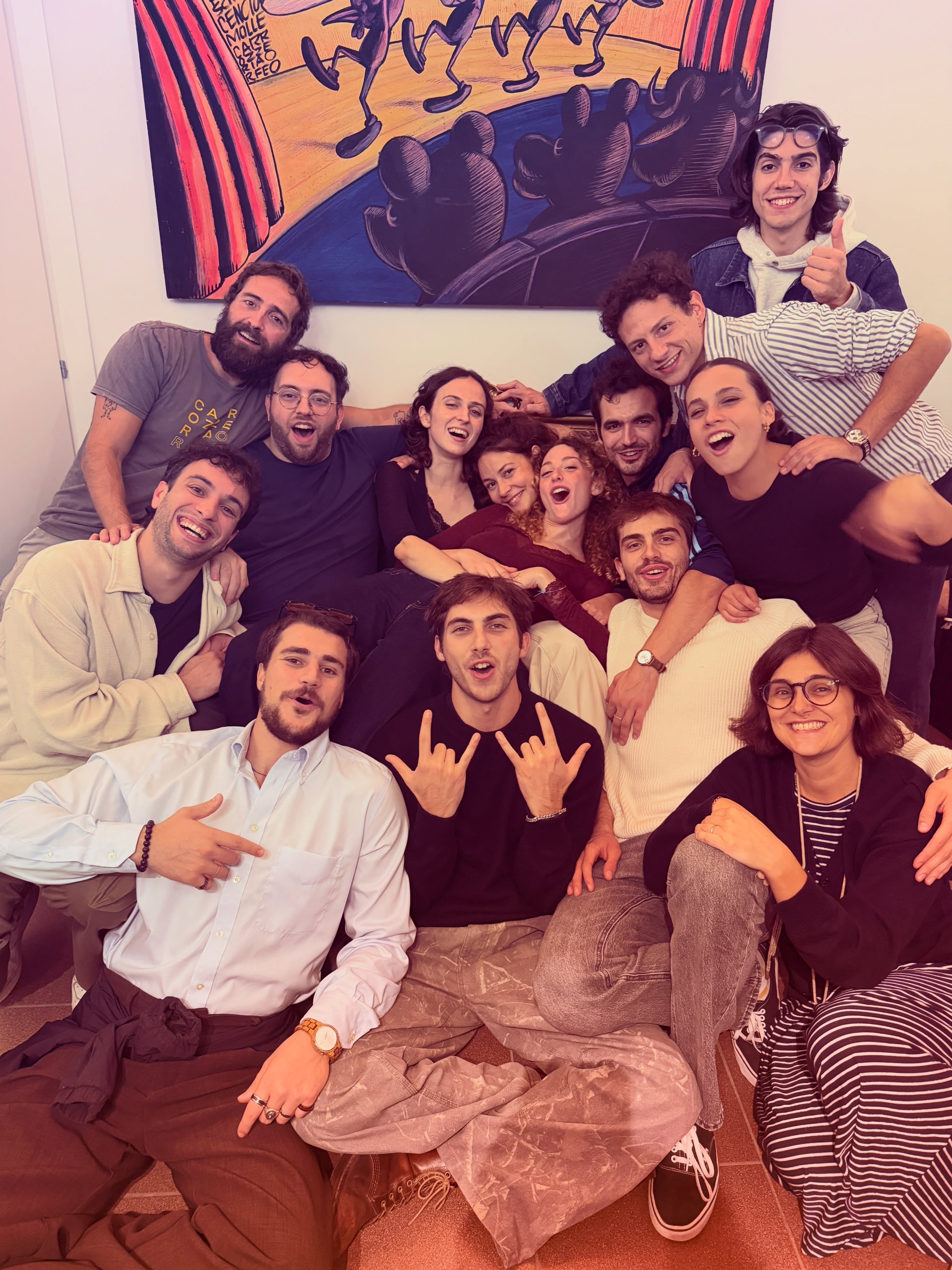 Che felicità e che soddisfazione aver lavorato per un mese con 12 attori e attrici con così tanto talento e voglia di imparare.
È stato bellissimo vedervi crescere e diventare un gruppo.
Grazie per la fiducia, l’entusiasmo, la voglia di sudare e per tutto quello che avete dato.

@sala_maddalena da domani sarà troppo silenziosa... ci mancherete! 

#masterclass #theend #carrozzeriaorfeo
